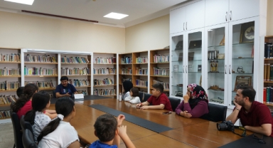 Genç Okurlar, Kütüphane Söyleşisini Büyük Bir İlgiyle Takip Etti