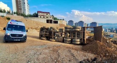 Kahramanmaraş’ta hafriyat yüklü kamyon devrildi: 1