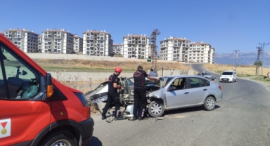Kahramanmaraş’ta iki otomobil çarpıştı: 4 yaralı