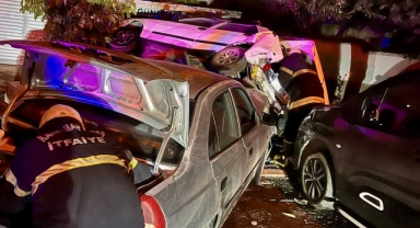 Kahramanmaraş’ta polisten kaçan otomobil park halindeki araçlara çarptı