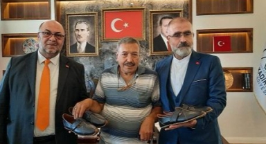 Kahramanmaraşlı 'Ayakkabı Profesörü'nden Başkan Akpınar’a Özel Ayakkabı