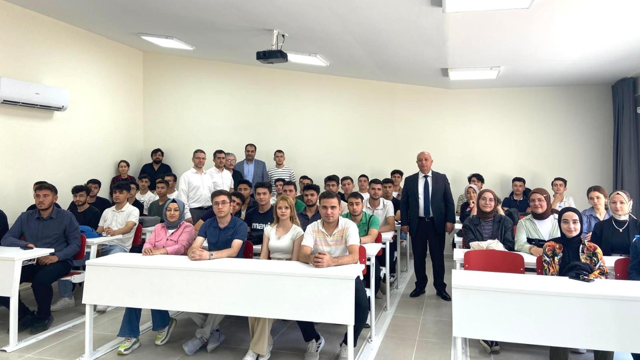 Rektör Bakan, Eğitim-Öğretimin İlk Gününde Öğrencilerle Buluştu