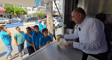 Yumurtalık Belediye Başkanı Erdinç Altıok, 5 liraya çay+simit ikilisinden sonra öğrencilere ücretsiz çorba imkânı sunuyor