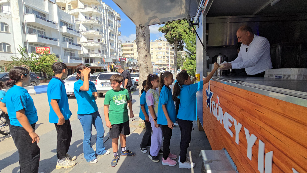Yumurtalık Belediye Başkanı Erdinç Altıok, 5 liraya çay+simit ikilisinden sonra öğrencilere ücretsiz çorba imkânı sunuyor