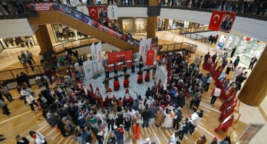 Cumhuriyet Kutlamalarında Büyükşehir’in Halk Oyunları Ekibi Görsel Şölen Sundu