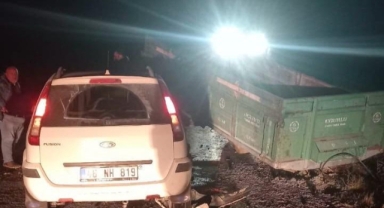 Elbistan‘da otomobil traktör römorkuna çarptı: 1 yaralı