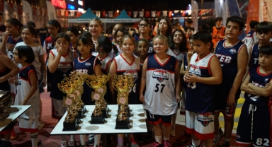 Geleceğin Basketbol Yıldızları Kupalarına Kavuştu