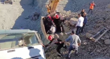 Kahramanmaraş’ta kazazede kepçeyle kurtarıldı