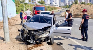 Kahramanmaraş’ta otomobil aydınlatma direğine çarptı: 2 yaralı