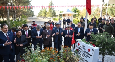 BAKAN URALOĞLU 15 TEMMUZ KAHRAMANI ŞEHİT ÖMER HALİSDEMİR’İN KABRİNİ ZİYARET ETTİ