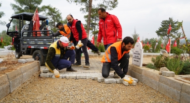 Büyükşehir, Şehir Genelinde 2 Bin 300 Mezarlıkta Seferberliğini Sürdürüyor