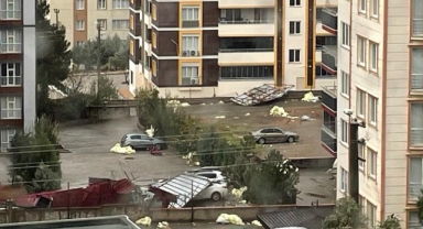 Kahramanmaraş’ta apartman çatısı uçtu 3 aracı ezdi