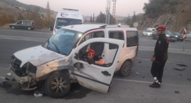 Kahramanmaraş’ta hafif ticari araç ile otomobil çarpıştı: 6 yaralı
