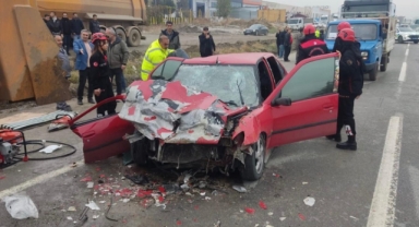 Kahramanmaraş’ta otomobil tıra arkadan çarptı: 2 ağır yaralı