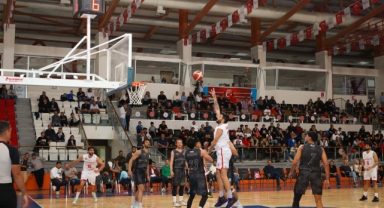 Kipaş Holding Ana Sponsorluğundaki İstiklalspor Basketbol Takımı Fırtına Gibi Başladı! 77-66’lık Zafer