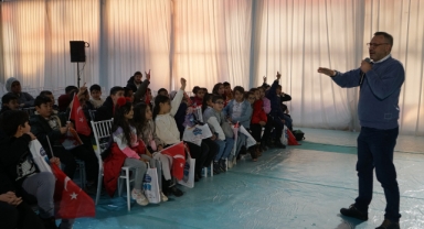 Salih Zengin, Fuarda Miniklerle Unutulmaz Bir Söyleşi Gerçekleştirdi