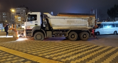 Büyükşehir, Yağışlarla Oluşabilecek Aksamaların Önüne Geçmek İçin Nöbetini Sürdürüyor