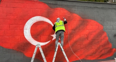 DULKADİROĞLU BELEDİYESİ’NDEN ANLAMLI ÇALIŞMA: DUVAR YAZILARI YERİNİ TÜRK BAYRAĞINA BIRAKTI