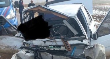 Elbistan’da hafif ticari araç ile otomobil kafa kafaya çarpıştı: 1 ölü 3 yaralı
