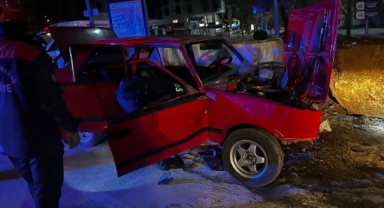 Kahramanmaraş'ta otomobil reklam panosuna çarptı: 2 ağır yaralı