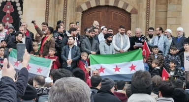 Kahramanmaraş'ta Suriyeliler, 61 Yıllık Baas Rejiminin Devrilişini Şükür Namazı ile Kutladı
