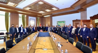 Mahalle muhtarlarını tek tek dinleyen Başkan Hanifi Toptaş;