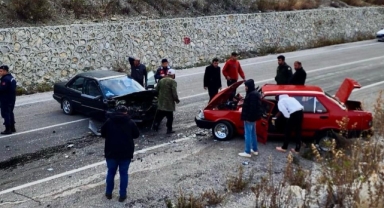 Andırın’da iki otomobil kafa kafaya çarpıştı
