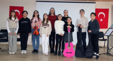 Geleceğin müzisyenlerinden mini konser Şehit Tebernuş Özler Ortaokulu'nda müzik dinletisi düzenlendi.