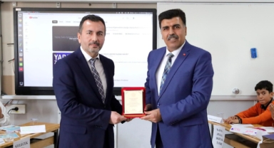 İlçe Milli Eğitim Müdüründen Okul Müdürüne Plaket