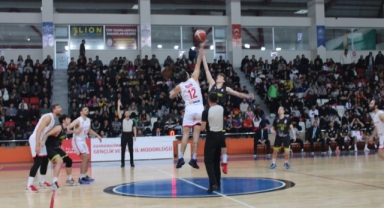 İstiklal Basketbol, Namağlup Liderliğini Sürdürüyor