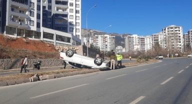 Kahramanmaraş’ta otomobil ters döndü