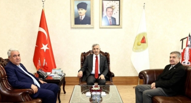 KMESOB Başkanı Ahmet Kuybu, Attarlar Odası Başkanı Cuma Güler, Kahramanmaraş Valisi Mükerrem Ünlüer‘i Ziyaret