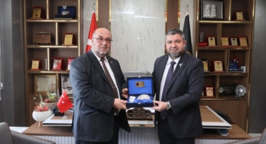 Mehmet Akpınar, Kahramanmaraş Berberler ve Kuaförler Odası Başkanı Ahmet Özkömeç ve yönetimiyle bir araya geldi.