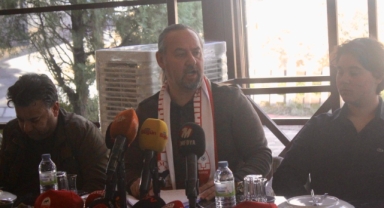Terliksiz İstifa Etti