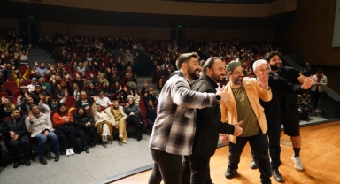 Büyükşehir Tiyatro Gösterisiyle Sanatseverlere Kahkaha Dolu Bir Gece Sundu
