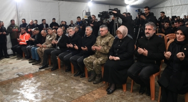 Deprem Şehitleri, Asrın Felaketinin Yıl Dönümünde Dualarla Yâd Ediliyor