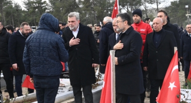 Deprem Şehitleri Kabirleri Başında Dualarla Yâd Edildi