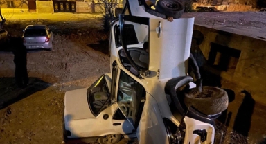 Kahramanmaraş’ta Hafif Ticari Araç Park Halindeki Otomobilin Üzerine Düştü