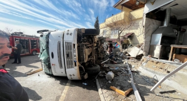 Kahramanmaraş’ta kamyon ile halk otobüsü çarpıştı: 6 yaralı