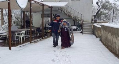 Kahramanmaraş’ta mahsur kalan yaşlı kadının imdadına belediye ekipleri yetişti
