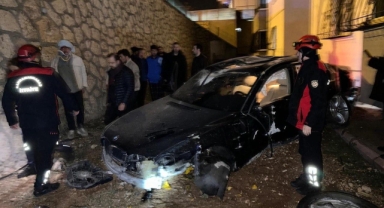 Kahramanmaraş’ta otomobil apartman boşluğuna düştü: 3 yaralı