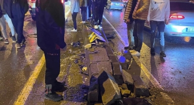 Kahramanmaraş’ta otomobil refüje çarptı: 3 yaralı