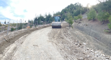 Onikişubat Belediyesi, kumlama çalışmalarıyla kırsalda yol konforunu artırıyor