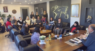 Başkan Erdinç Altıok, kadın çalışanlara hediyelerini sundu