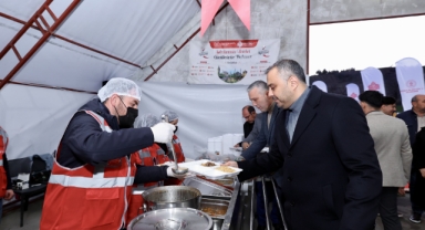 Başkan Hanifi Toptaş, ilk iftarını depremzede vatandaşlarla açtı