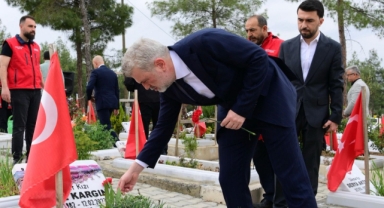 Bayram Arifesinde Aziz Şehitler ve Deprem Şehitleri Kabri Başında Dualarla Yâd Edildi