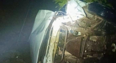 Çağlayancerit’te otomobil şarampole yuvarlandı: 2 yaralı