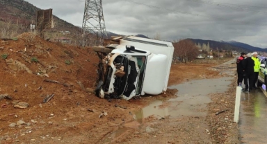 -Göksun’nda kamyonet devrildi: 1 yaralı