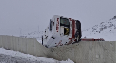 Kahramanmaraş’ta ambulans devrildi: 3 yaralı