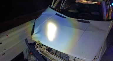 Kahramanmaraş’ta otomobil bariyerlere çarptı: 2 yaralı